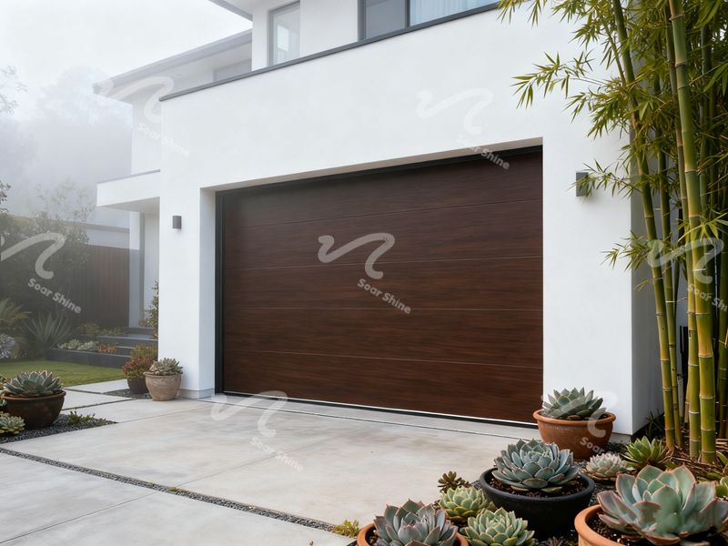 Puerta de garaje minimalista de veta de madera plana